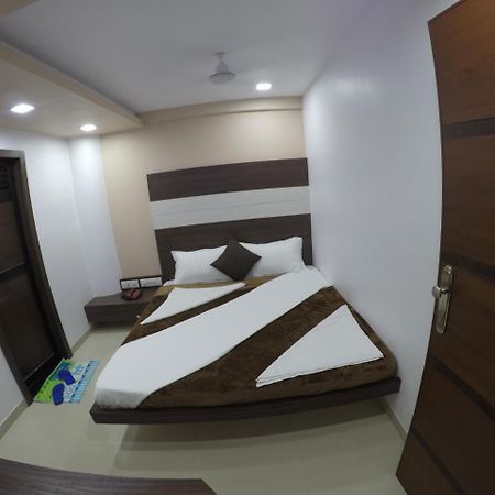 Hotel Ideal Vadodara Extérieur photo