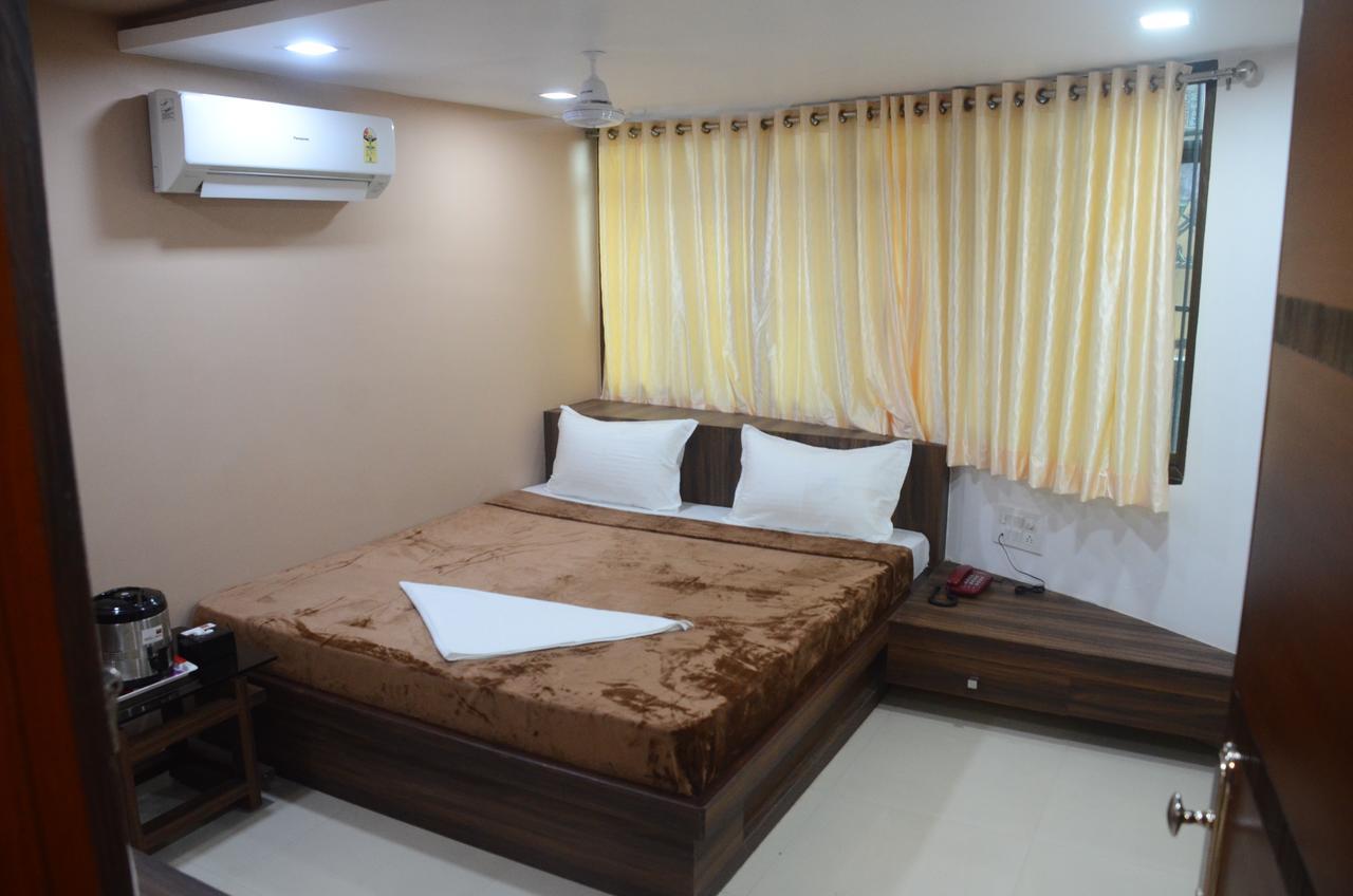 Hotel Ideal Vadodara Extérieur photo