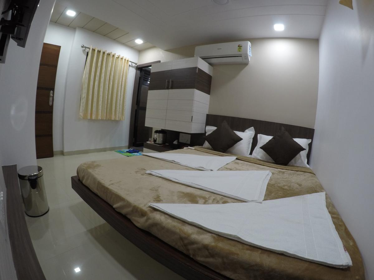 Hotel Ideal Vadodara Extérieur photo