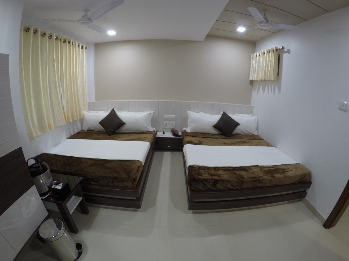 Hotel Ideal Vadodara Extérieur photo
