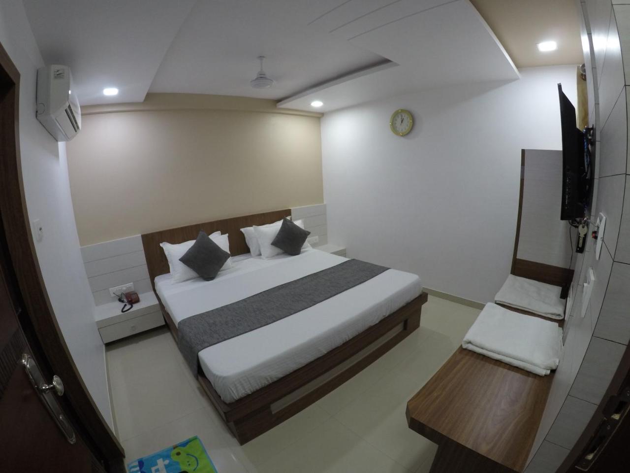 Hotel Ideal Vadodara Extérieur photo