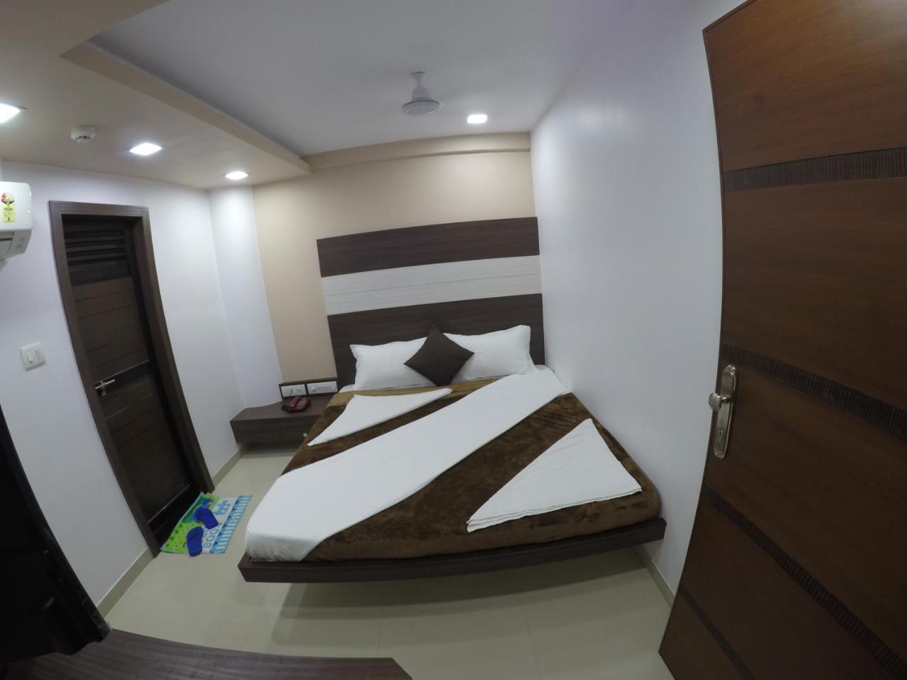Hotel Ideal Vadodara Extérieur photo