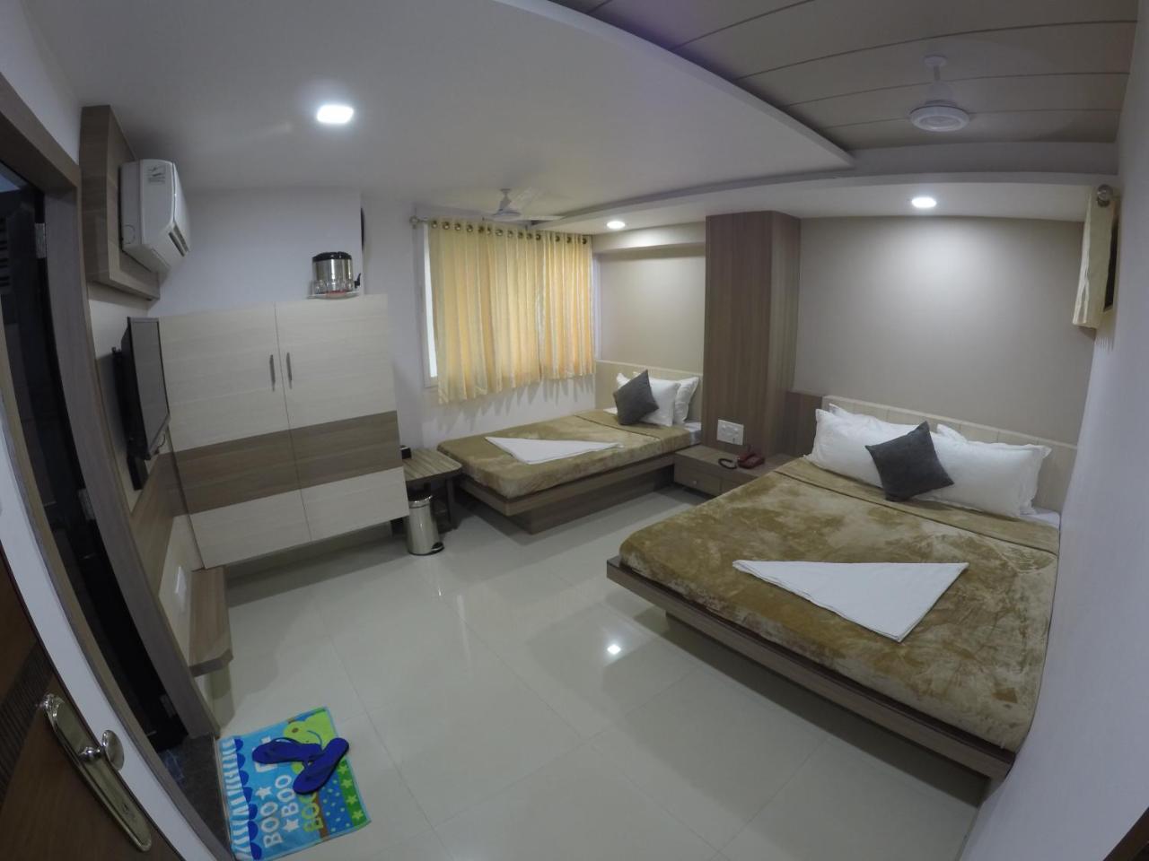 Hotel Ideal Vadodara Extérieur photo